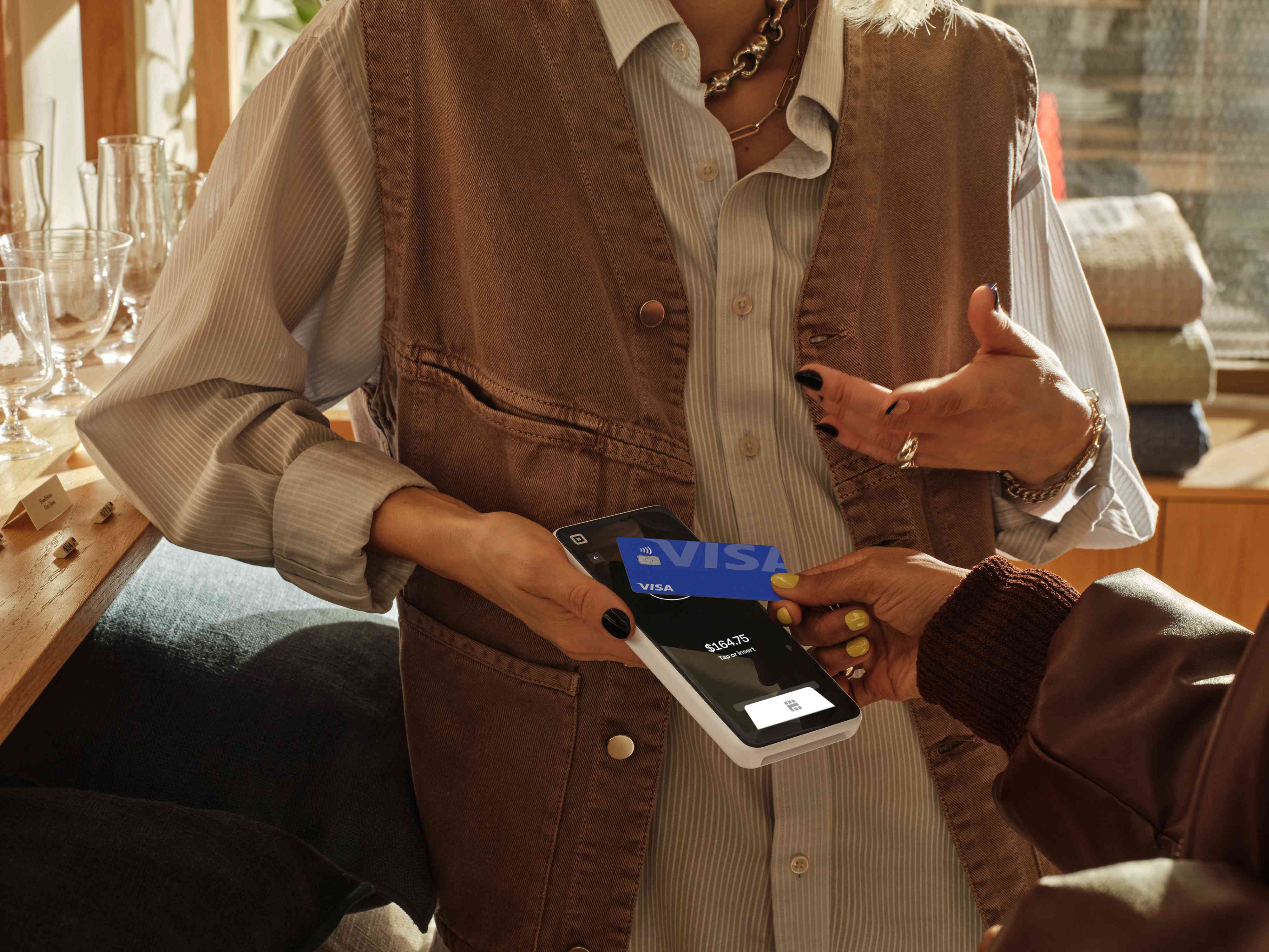 Customer payment with Visa card on Square Handheld